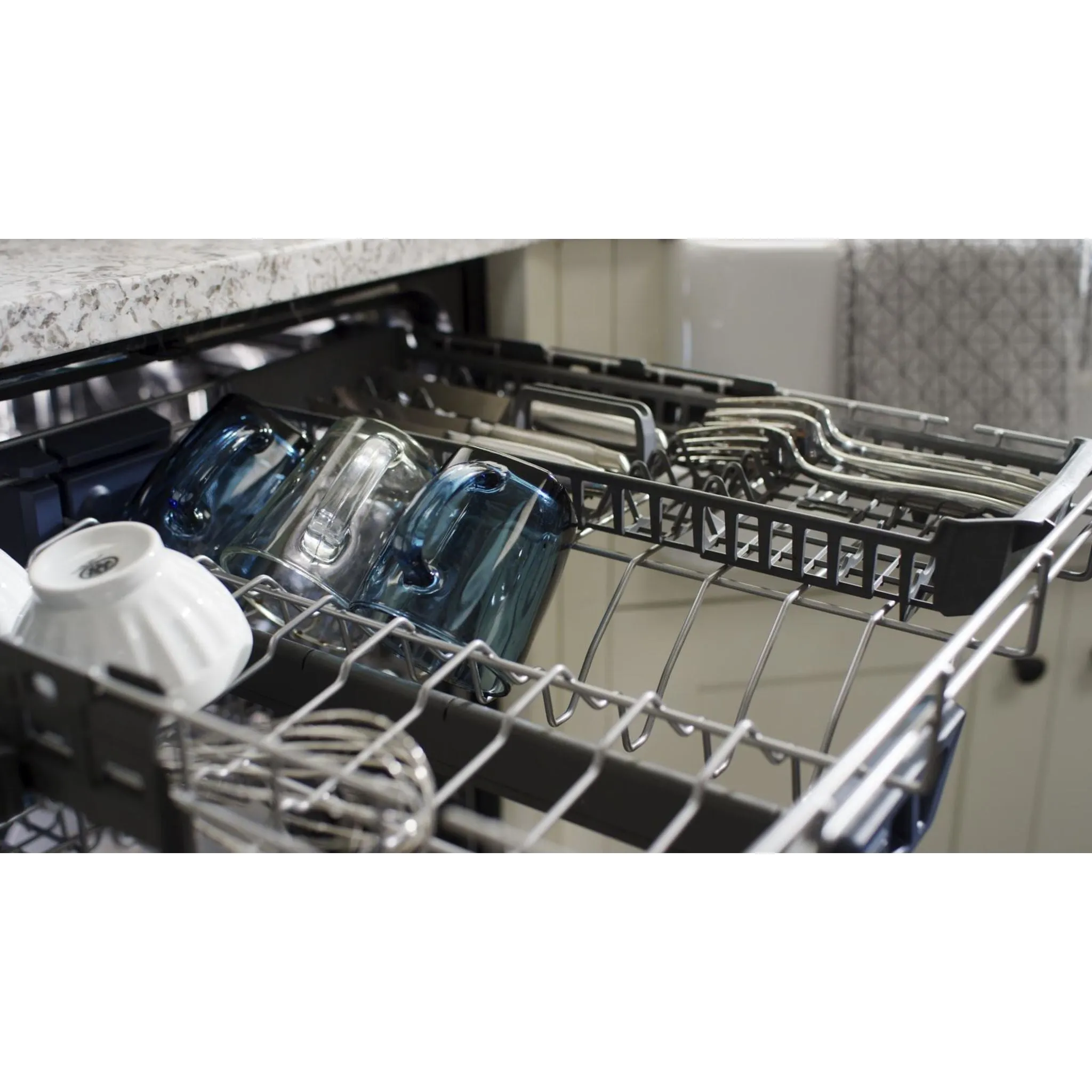 Maytag Top control dishwasher with Third Level Rack and Dual Power Filtration (MDB9959SKZ)